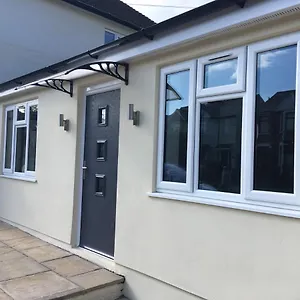  Apartment Beechfield House Modern Studio Self-contained Unit With Free Wifi And Parking And Kitchen Area 4m From Centre And Castle